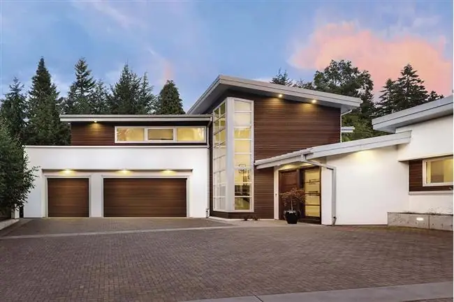 Reserve® Wood Collection - Modern Series garage door by Clopay